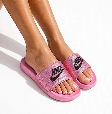 nike patike crvene: Nike ženske papuče – ružičaste sa šljokicama - Model: klizne papuče — 1