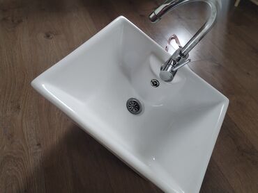 WC šolje i lavaboi: Lavabo sa cesmom izgreban unutra (uslikano — 2