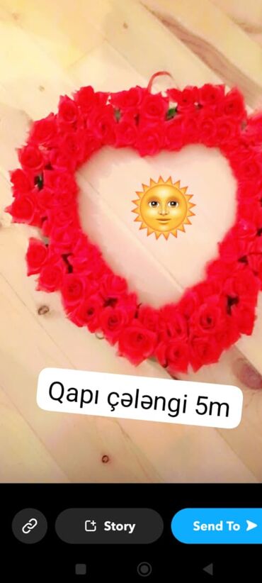 qapi zengi: Qırmızı qızılgül güllərindən hazırlanmış qapı çələngi. Evinizin