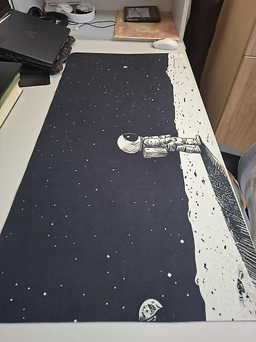 Kompüter aksesuarları: Masa üçün geniş ölçülü mousepad – “Kosmonavt” dizaynı - Ölçü: təxmini — 2