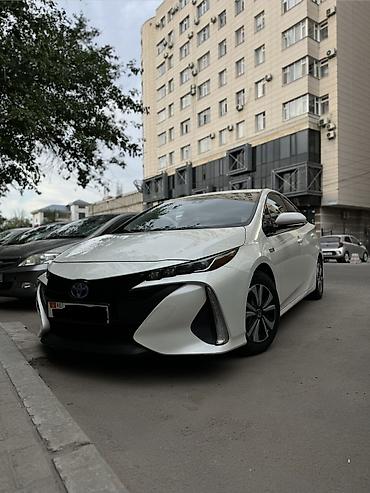byd e2 2025: Toyota Prius: 2019 г., 1.8 л, Робот, Гибрид, Лифтбек — 1