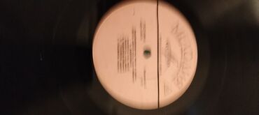 Vinil vallar: Vinil plastinkalar satılır. Bir ədədi 20 manat — 10