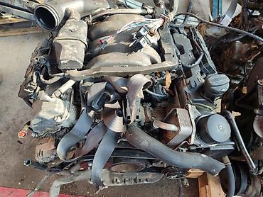 Двигатель в сборе для автомобиля Mercedes-Benz. На фото представлен