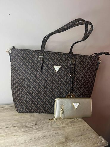 Torbe: Guess ❤️ Novčanik: Cena 1750 din. +ptt 📌 Torbica: Cena 2900 din +ptt 📌 — 2