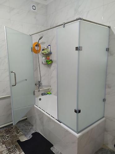 Душевые перегородки и ограждения: Душевая кабина, перегородка. душевая перегородка, закалённое стекло — 27