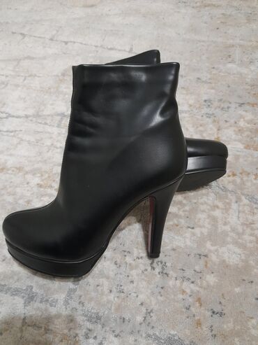 обувь женская 38: Ботинки и ботильоны 36.5, цвет - Черный