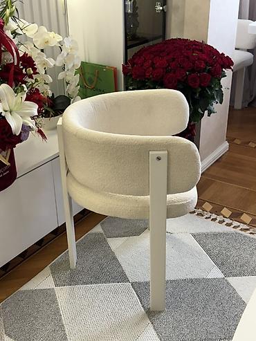 Məhsul: Yumşaq bouclé parça ilə örtülmüş, ağ rəngli modern kreslo -