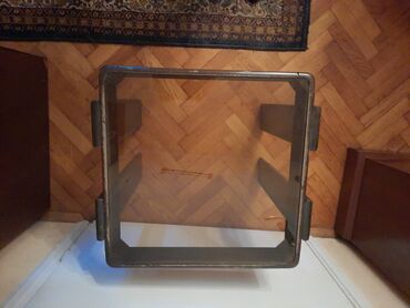 Stolovi: Mali drveni (klub) stocic sa staklom Dimenzije 48x48 cm Visina oko — 10
