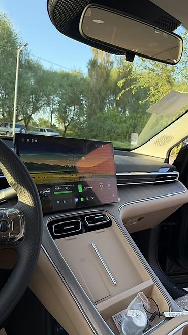 GAC: Черный кроссовер/внедорожник с просторным салоном и бежевой кожаной — 10