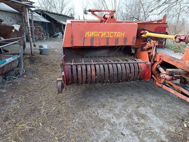 işlənmiş traktor: Saman bağlayan maşın. İdeal vəziyyətdə, Qırğızıstan markasına aiddir