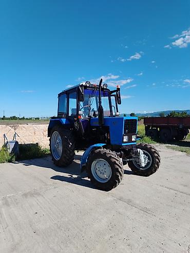 Traktorlar: Belarus 82.1 təkərli traktor Texniki xüsusiyyətlər və təchizat: - 4x4 — 6