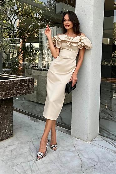 helanke tri četvrt: Elegantna midi haljina sa karnerima na ramenima
1999 din
S M L — 6