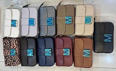 jaragar watch: Ženska crossbody torba sa metalnim slovom “M”zlatne boje. -Kompaktna — 4