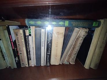 Книжные шкафы: Продаю книги оптом и в розницу. Прошу 30 сом за книгу. Оптовым — 8