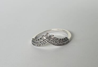 51 oglasa | lalafo.rs: Srebrni prsten Princeza Prelep prsten sa cirkonima koji oblikuju malu
