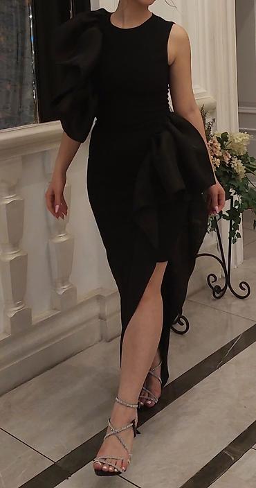 saatli: Qara ziyafət paltarı - Model: təkrəng qara, bədənə oturan siluet - — 3