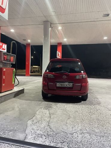 передвижные дома: Красный хэтчбек Mazda Demio, компактный автомобиль, идеально