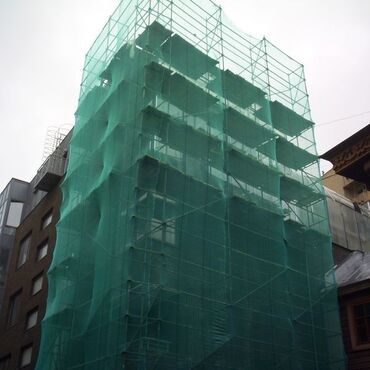 Другие строительные материалы: Защитная строительная сетка – это средство защиты строительной