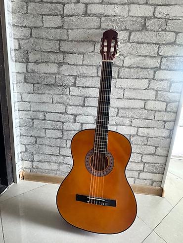 gitara yolona: Klassik gitara – Madrid MCG-120 (Nature) - Korpus: klassik forma, ön — 1