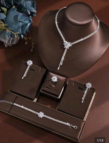 Set luksuznog nakita Cena 2590 din 🦋 - Set sadrži: ogrlicu u Y
