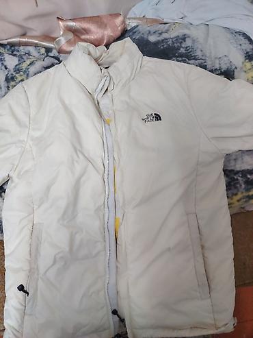 утепленное пальто: Куртка The North Face в белом цвете. Утеплённая короткая модель с — 1
