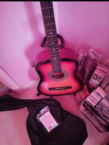 gitara qara: Aköstik gitar – dreadnought korpus, sunburst (qırmızı-narıncı-qaraya — 2