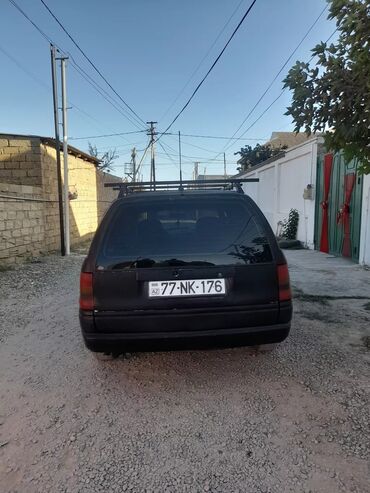 Opel: Model: Opel Astra F Caravan (universal kuzov) Rəng: qara Dövlət nömrə — 1