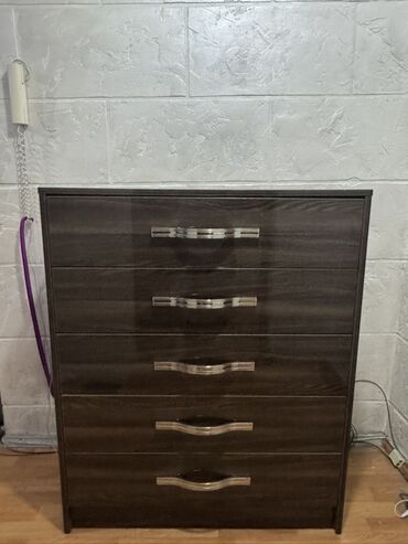 тумбочка с тремя ящиками: Комод для одежды, Б/у, Без зеркала, ЛДСП, цвет - Коричневый, Самовывоз