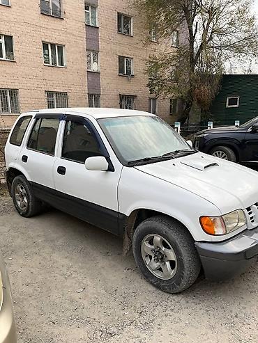 Продается компактный 5‑дверный внедорожник белого цвета с черным