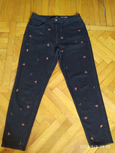 джинсовые юбки на пуговицах: Джинсы бойфренды с завышенной талией с вышивкой. размер 42,в