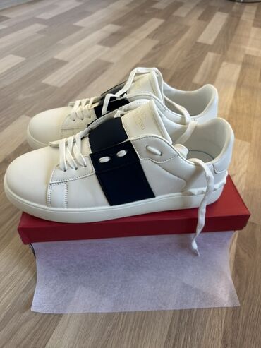 найк толстовка: Кроссовки Valentino Garavani - Модель: низкие кожаные кеды с