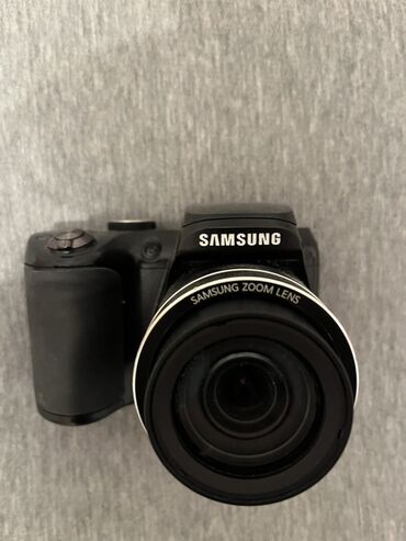 Çəngəllər: Samsung rəqəmsal fotoaparat – “bridge” tipli korpus, ergonomik tutacaq