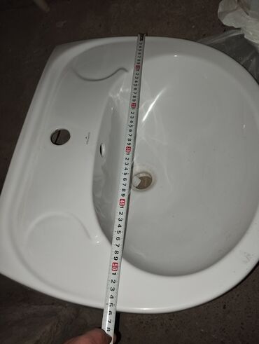 Сантехника: Ağ rəngli künc lavabo. Bu lavabo kiçik məkanlar üçün idealdır və
