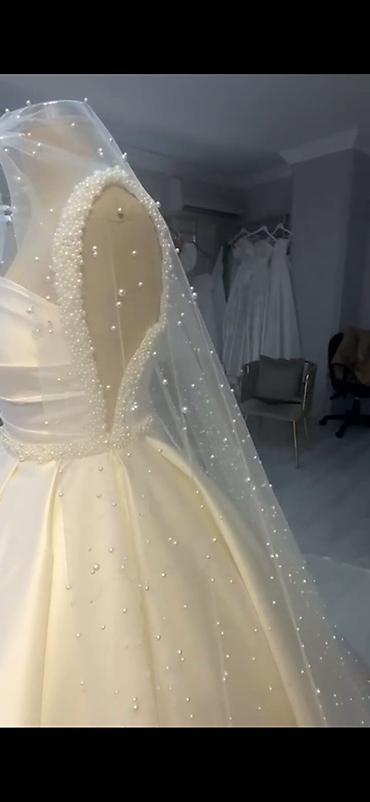 Свадебные платья и аксессуары: Gəlinlik – klassik “ball gown” siluetli, atlas parça. - Rəng: İvori/ — 5
