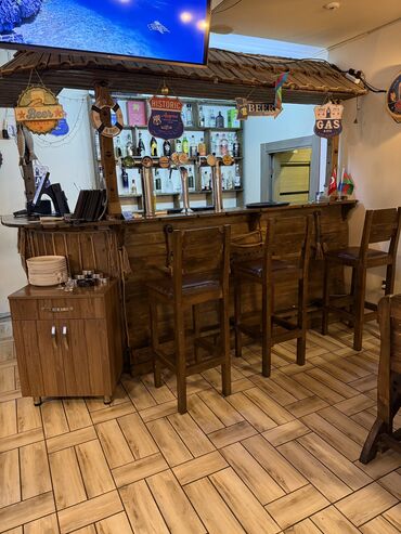 Restoran mebeli: Pub üçün yığılmış bar. 3 ədəd stulu da var. Üzərindəki dam və arxadakı