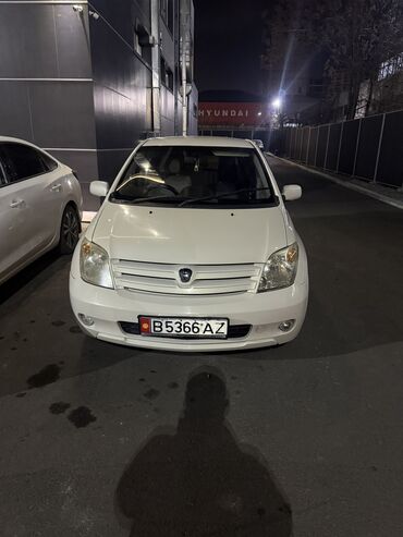 Toyota: Toyota ist: 2004 г., 1.3 л, Автомат, Бензин, Седан