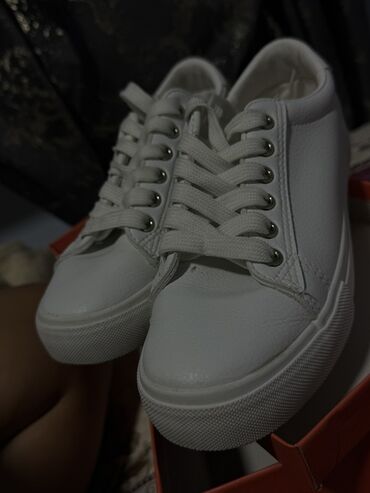 Women's Sneakers and athletic shoes: Белые кеды/кроссовки в классическом стиле. - Материал верха: гладкая