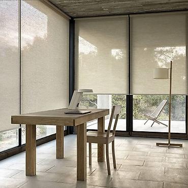 Жалюзи и рольшторы: Рулонные шторы с горизонтальными полосами предлагают современное и — 3