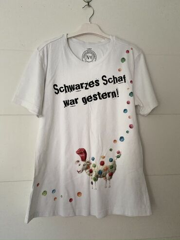 Aksesuarlar: Ağ rəngdə, qısaqol, üzərində "Schwarzes Schaf war gestern!" yazısı