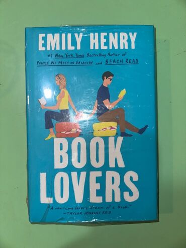 Yepyeni qoruyucu ortuyu bele acilmamis Emily Henry - Book Lovers