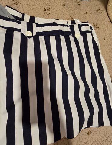 Qadın şalvarları: Bu dəstə müxtəlif üslublu dörd qadın şalvarı və bir qara ətək — 18