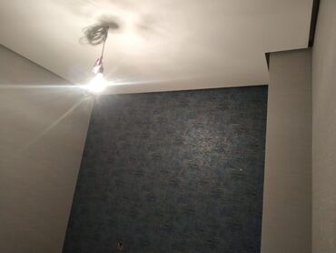 Döşəmə işləri: Kölgə plintuslarin montaji
Kolge plintuslarin vurulmasi
Gizli plintus — 6