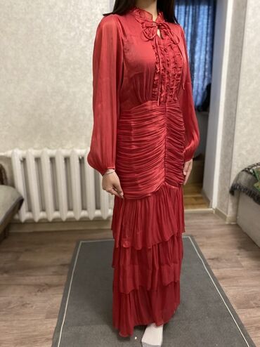 длинное красное платье с разрезом: Длинное вечернее платье насыщенно-красного цвета. Особенности: -