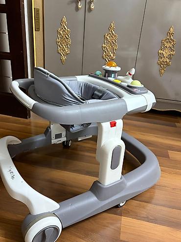 baby walker: Uşaq üçün “Baby Walker” yerimə aparatı. Boz-ağ rəng kombinasiyasında — 3