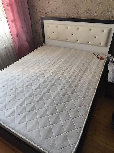 İki nəfərlik yataq və döşək dəsti - Ölçü: təxmini 160x200 sm