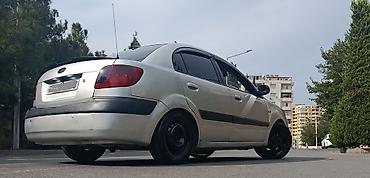 Kia: Kia Rio sedan (gümüşü rəng). Kompakt və sərfəli şəhər avtomobili — 10