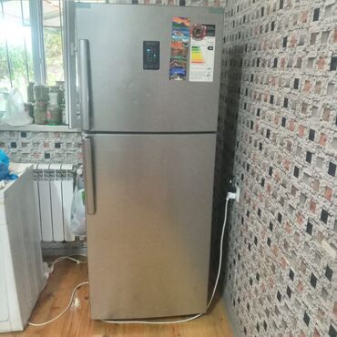 mini buzdolabı: İki qapılı, yuxarıda dondurucu bölməsi olan inox rəngli soyuducu. -