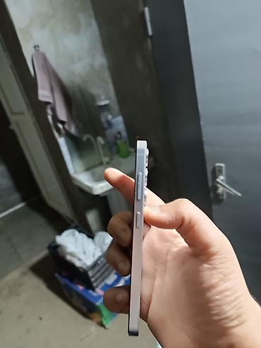 Mobil telefonlar: Smartfon – kompakt gövdə, düz kənarlı metal çərçivə, şüşə ön panel. - — 5