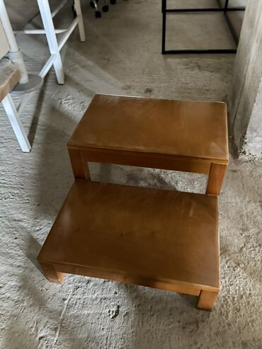 Taburetlər: İki pilləli taxta nərdivan/oturacaq - Material: bərk ağac, təbii