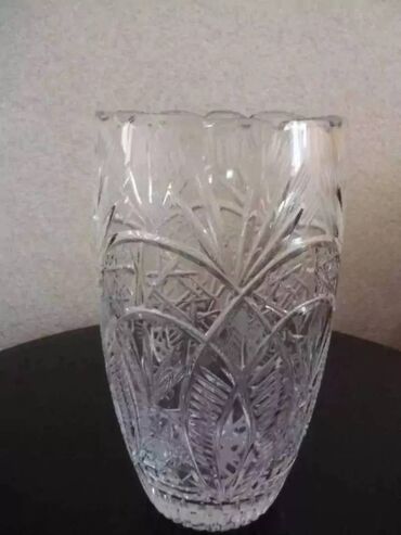 зеркальная посуда для фуршета: Большая хрустальная ваза для цветов. Высота 30 см. Диаметр 16 см